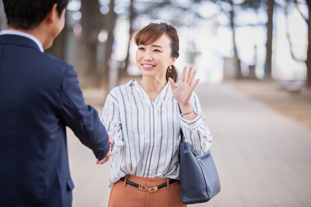 お辞儀の正しい角度を知って洗練された挨拶を身に付けよう やしまる辞典